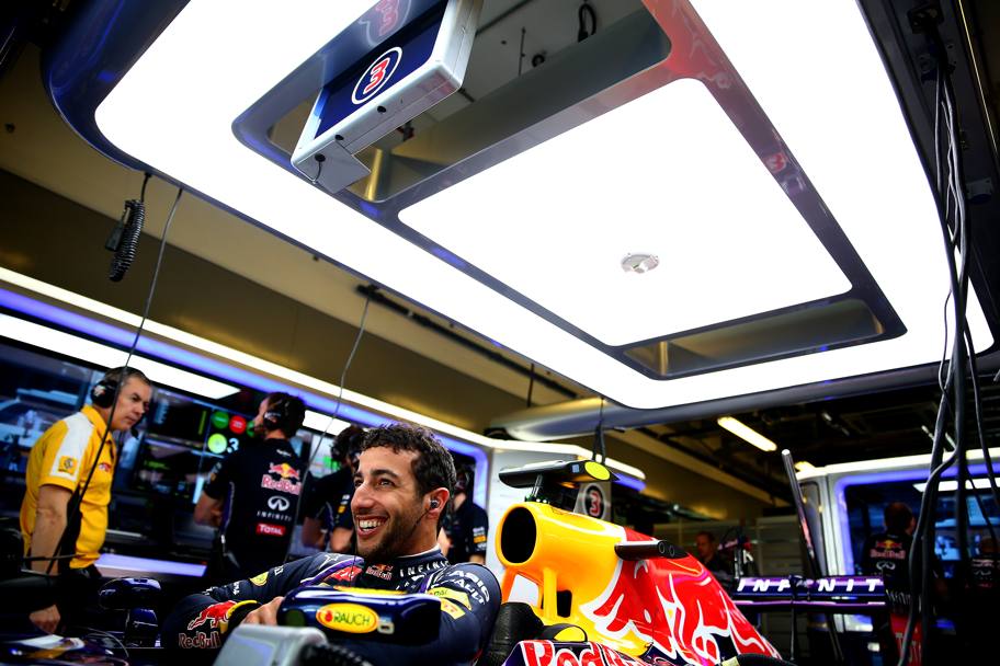 Ricciardo si cala nell&#39;abitacolo per le prime prove ad Abu Dhabi. Getty